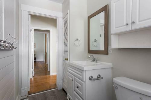 Bed & Breakfast 1858 Edgeland Avenue, Unit One