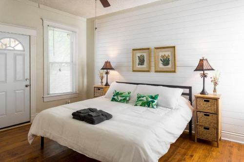 Bed & Breakfast 1858 Edgeland Avenue, Unit One