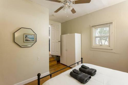 Bed & Breakfast 1858 Edgeland Avenue, Unit One
