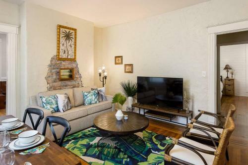 Bed & Breakfast 1858 Edgeland Avenue, Unit One