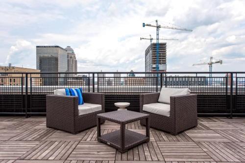 Two Cozysuites Modern Downtown Apartment
