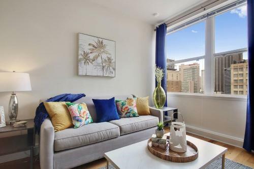 Boujee Condo, Sleeps 4, Roof Top Pool, Comfy Bed