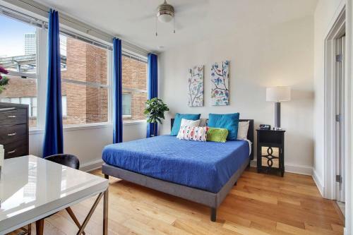 Boujee Condo, Sleeps 4, Roof Top Pool, Comfy Bed