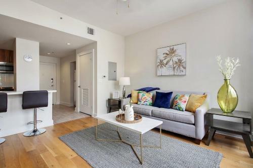 Boujee Condo, Sleeps 4, Roof Top Pool, Comfy Bed