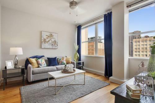Boujee Condo, Sleeps 4, Roof Top Pool, Comfy Bed