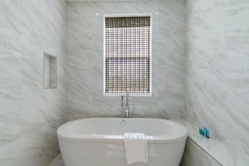 Stunning Townhouse With Amenities
