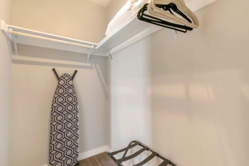 Modern 4br Townhouse In Bienville Villas