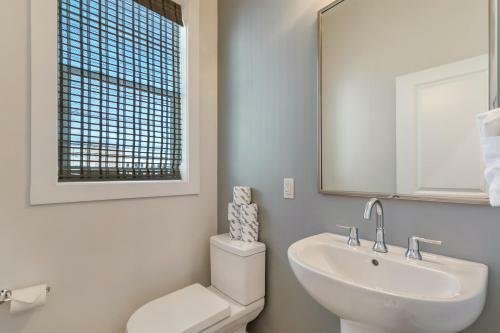 Modern 4br Townhouse In Bienville Villas