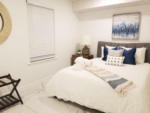 Hotel 7 Br- Sleeps 15! Famous Lakefront Amazing Property!
