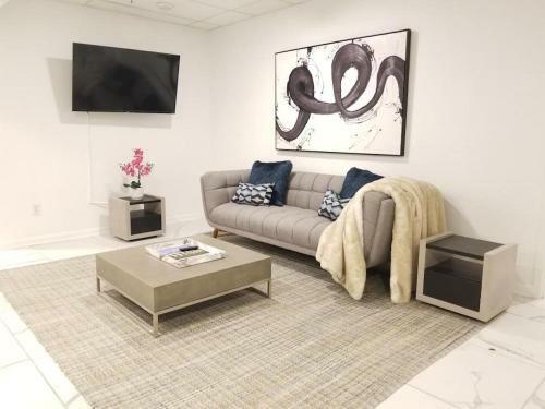 Hotel 7 Br- Sleeps 15! Famous Lakefront Amazing Property!