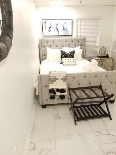 Hotel 7 Br- Sleeps 15! Famous Lakefront Amazing Property!