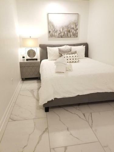 Hotel 7 Br- Sleeps 15! Famous Lakefront Amazing Property!