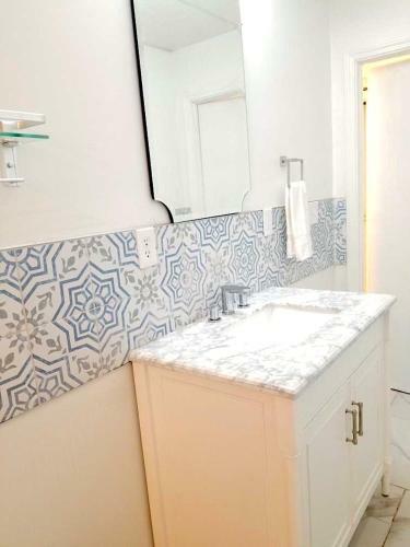 Hotel 7 Br- Sleeps 15! Famous Lakefront Amazing Property!