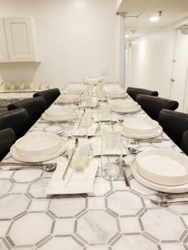 Hotel 7 Br- Sleeps 15! Famous Lakefront Amazing Property!