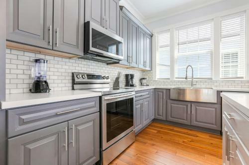 Apartamento Hosteeva Brand New Condo With A Pool Steps To St Charles Ave
