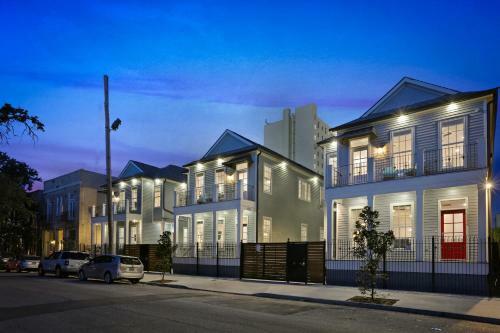 Apartamento Hosteeva Brand New Condo With A Pool Steps To St Charles Ave