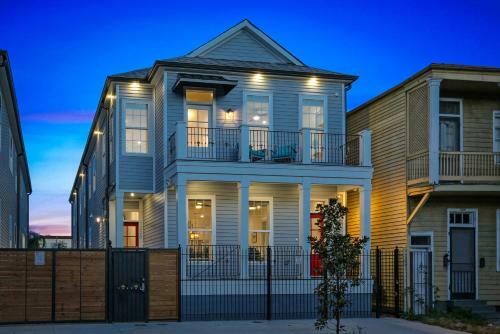 Apartamento Hosteeva Brand New Condo With A Pool Steps To St Charles Ave