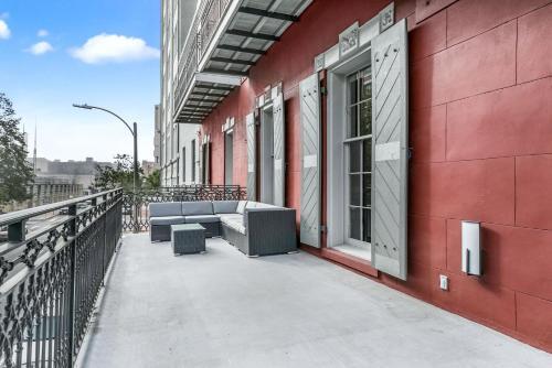 Lg Balcony Spacious Condo Walk Everywhere The Armstrong
