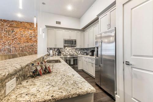 Lg Balcony Spacious Condo Walk Everywhere The Armstrong