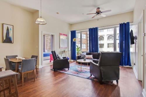 High-class Downtown High Rise Sleeps 8 W/ Pool
