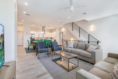 Spacious & Luxury Townhouse With Amenities