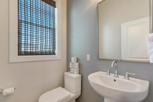 Spacious & Luxury Townhouse With Amenities