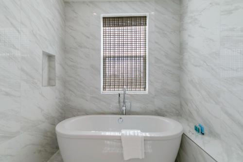 Spacious & Luxury Townhouse With Amenities