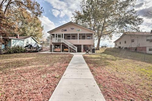 Ferriday Lakehouse Private Dock, Deck And Yard