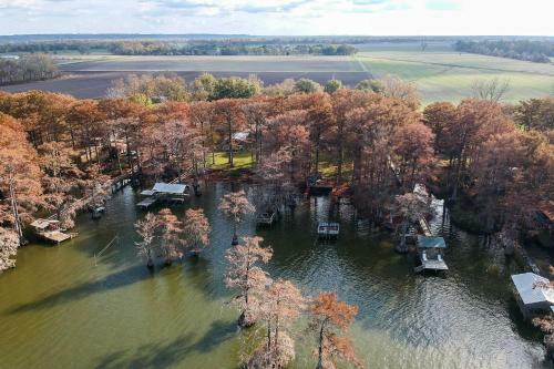 Ferriday Lakehouse Private Dock, Deck And Yard