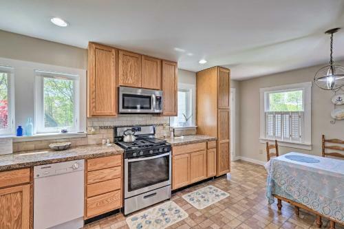 Charming East Boothbay Cottage With Large Yard!