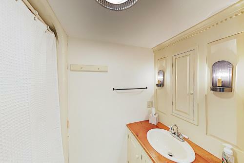 New Listing! All-suite Harbor-view Home With Deck Home