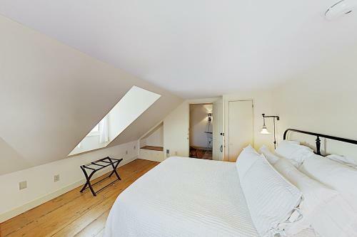 New Listing! All-suite Harbor-view Home With Deck Home