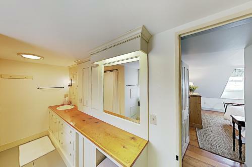 New Listing! All-suite Harbor-view Home With Deck Home