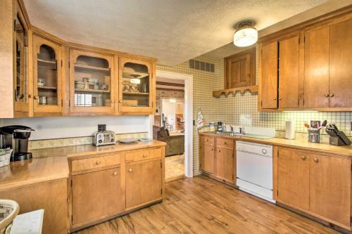 Classic Cape-style Home On 550 Acre Vineyard!