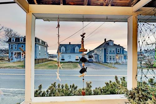 Charming Bayfront Escape - Walk To Dining Home