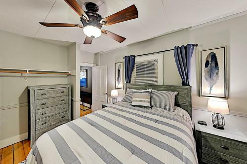 Charming Bayfront Escape - Walk To Dining Home