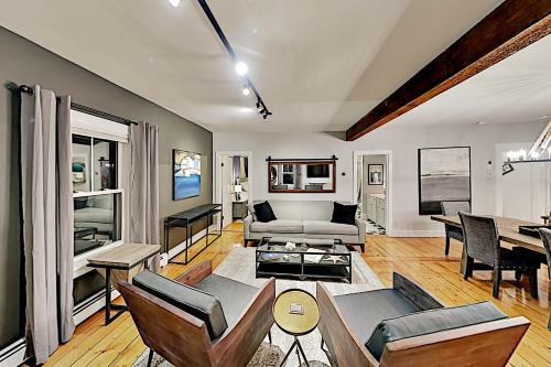 Charming Bayfront Escape - Walk To Dining Home