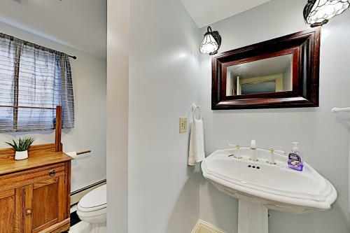 Multi-unit Harborfront Beauty - Private Dock, Kayaks Home