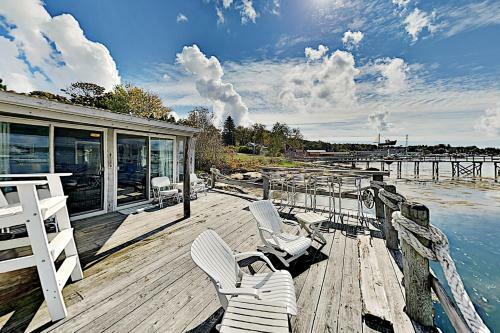 Multi-unit Harborfront Beauty - Private Dock, Kayaks Home