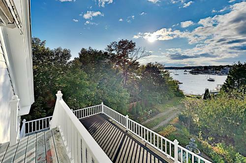 Multi-unit Harborfront Beauty - Private Dock, Kayaks Home