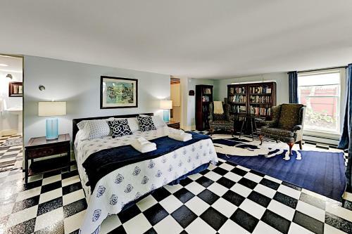 Multi-unit Harborfront Beauty - Private Dock, Kayaks Home