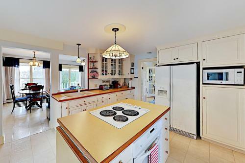 Multi-unit Harborfront Beauty - Private Dock, Kayaks Home