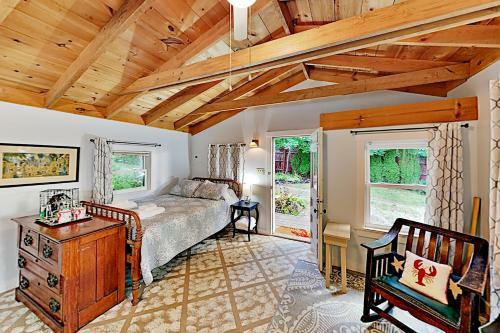 Multi-unit Harborfront Beauty - Private Dock, Kayaks Home