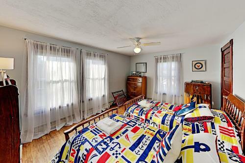 Multi-unit Harborfront Beauty - Private Dock, Kayaks Home