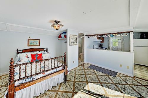 Multi-unit Harborfront Beauty - Private Dock, Kayaks Home
