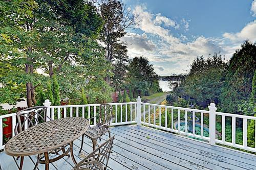Multi-unit Harborfront Beauty - Private Dock, Kayaks Home