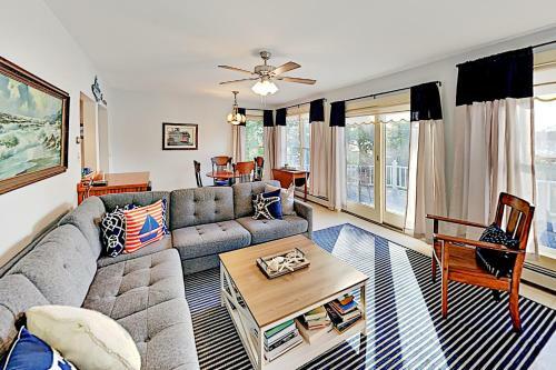 Multi-unit Harborfront Beauty - Private Dock, Kayaks Home