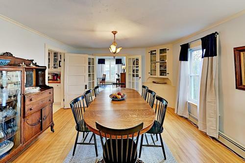 Multi-unit Harborfront Beauty - Private Dock, Kayaks Home