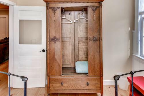 Historic And Spacious Kennebunk House With Side Yard!
