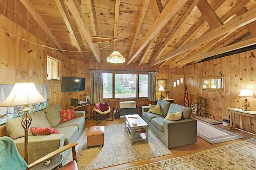 Classic Popham Cabin With Large Yard, Near Beach Cottage